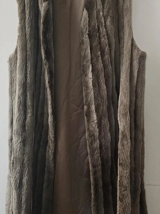Luxurious Long Sheared Beaver Fur Vest - Made in Canada - Picture 4 of 8